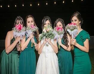 6-swift-wedding-hairstyles-for-sloped-bridesmaids