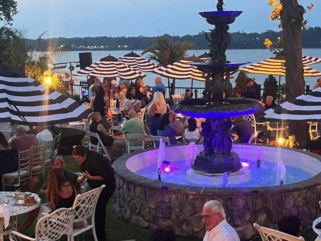 Entertainment Point At Windows on Lake